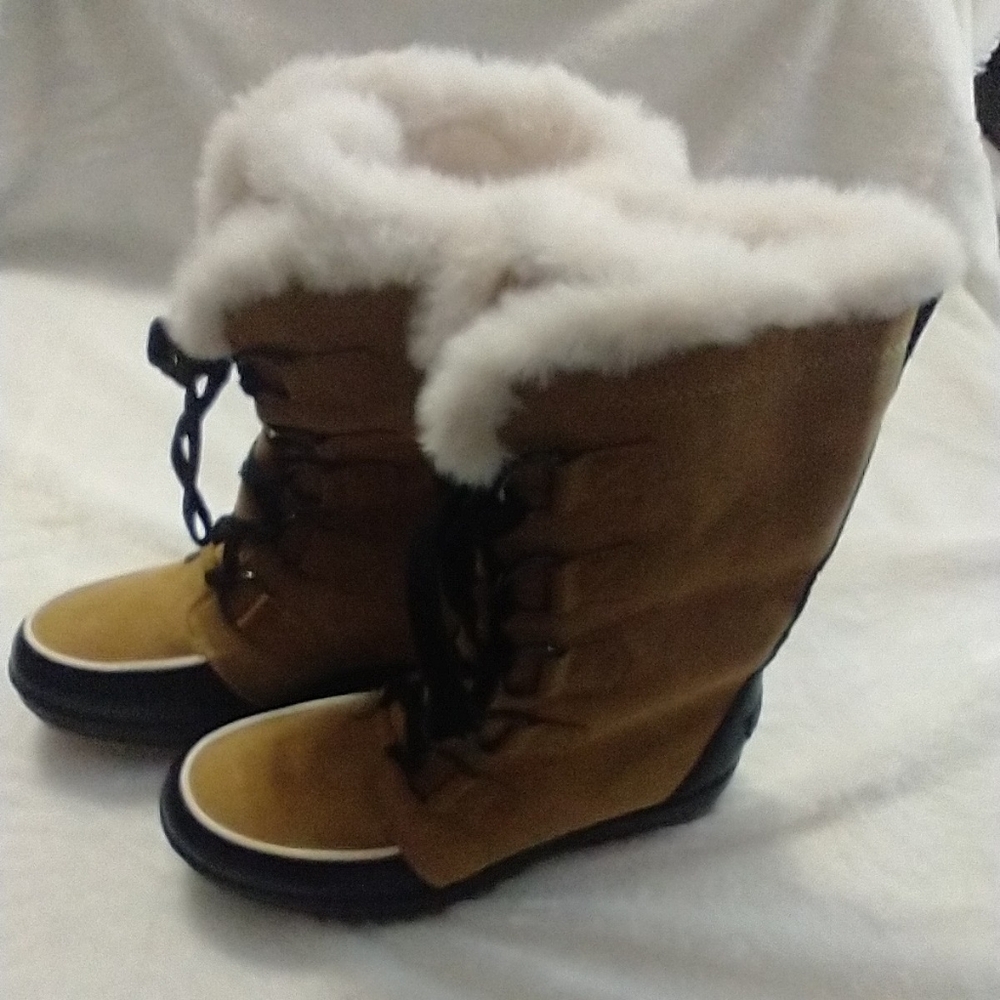 NEW DREAM PAIRS Tan and Black Snow/Rain Boots with Warm Faux Fur Lining Sz 8 US